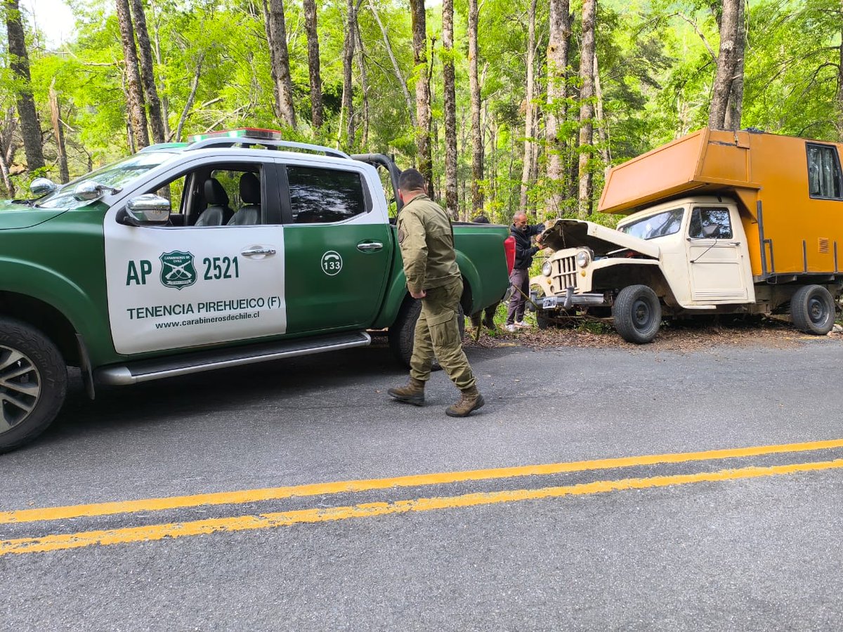 CarabLosRios's tweet photo. En el marco del rol de Integración y acercamiento con la comunidad, Carabineros de Tenencia (F) #Pirihueico ayudaron a turistas argentinos, cuyo vehículo sufrió desperfecto mecánico mientras se dirigian a su país por el paso #HuaHum.
#CarabinerosDeTodos https://t.co/PwdgztWuM7