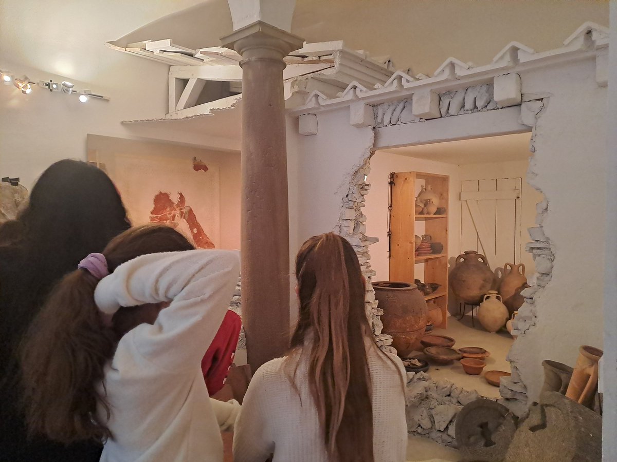SEstrasburgo's tweet photo. Salida al museo arqueológico para complementar el programa de historia de 6ème. La nieve se invitó ❄️🌨 #AEEE #6ème #HG #actividadescomplementarias @EducationESP https://t.co/IrezMLIs4u