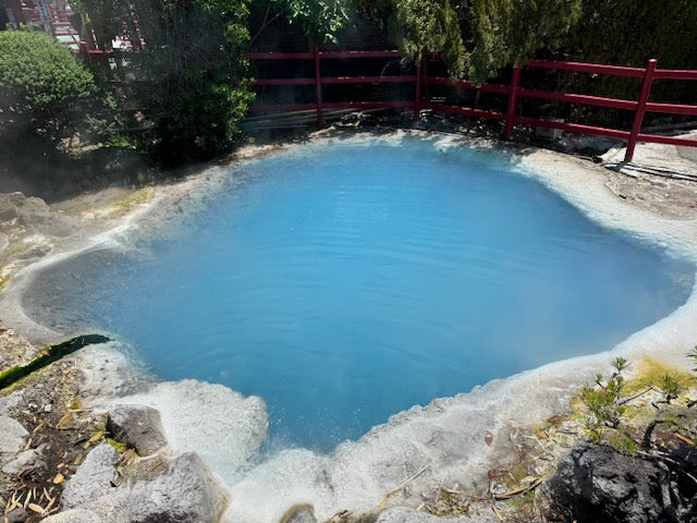 celulub's tweet image. Harnessing the Power of Japanese Onsen Water for Radiant Skin

Japanese water is celebrated for its purity and mineral richness, making it a cornerstone of skincare. Here's why it stands out:

Soft Water: Ideal for hydration and cleansing, it enhances skincare absorption.
Rich…