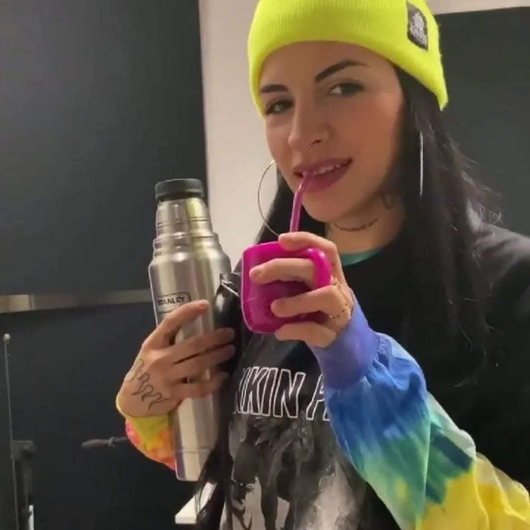 _davidluis1's tweet image. CAZZU ESTÁ MUY FLEIZ 😇❤️‍🩹

Cazzu: “estoy muy feliz dando inicio de nuevo en mi vida, lejos de todo lo que me estaba estorbando y atrasando en proyectos, ahora si espero darles un buen trabajo y prepárense que yo ya estoy súper lista”

Te amamos Cazzu