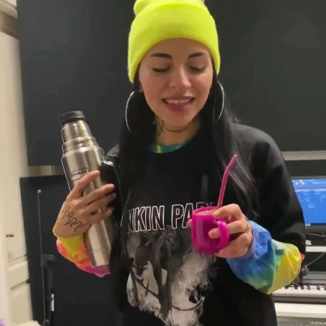 _davidluis1's tweet image. CAZZU ESTÁ MUY FLEIZ 😇❤️‍🩹

Cazzu: “estoy muy feliz dando inicio de nuevo en mi vida, lejos de todo lo que me estaba estorbando y atrasando en proyectos, ahora si espero darles un buen trabajo y prepárense que yo ya estoy súper lista”

Te amamos Cazzu