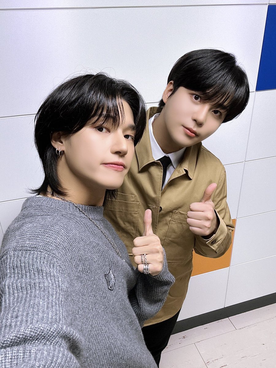 ATEEZofficial's tweet photo. [📷] KBS Cool FM '몬스타엑스 I.M의 키스 더 라디오' Behind Photo
⠀
우영과 종호의 달콤한 목소리🍯 속
귀여운 티키타카와 함께
스르륵 잠드는 금요일 밤😴🌙

#키스더라디오
#ATEEZ #에이티즈 https://t.co/5NBxY0l1Cr