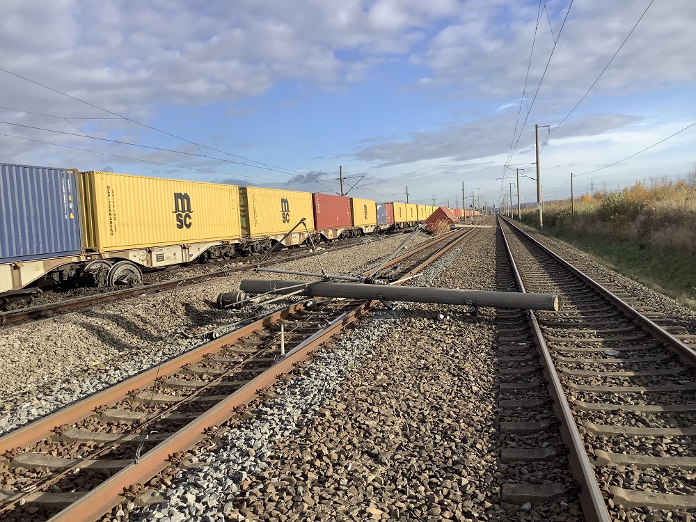 Bericht der #FeuerwehrKerpen zum #Einsatz Zugunfall bei Kerpen mit drei Verletzten. Den vollständigen Bericht finden Sie auf unserer Homepage:
feuerwehr-kerpen.de/zugunfall-auf-…
Unser Einsatz. Ihre Feuerwehr.