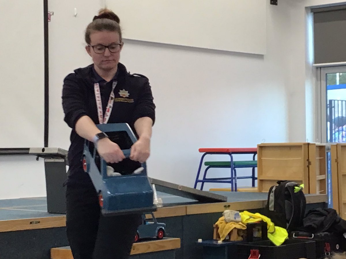 HilderthorpeSch's tweet photo. Thank you to Liz from @HumberRoads for delivering our assembly on safe travel on a bike and in a car #hilderthorpe #hildvalues #hildsafety #hildPSHE Remember to wear a helmet on a bike and a seatbelt in a car. https://t.co/PDHtnxJtEz