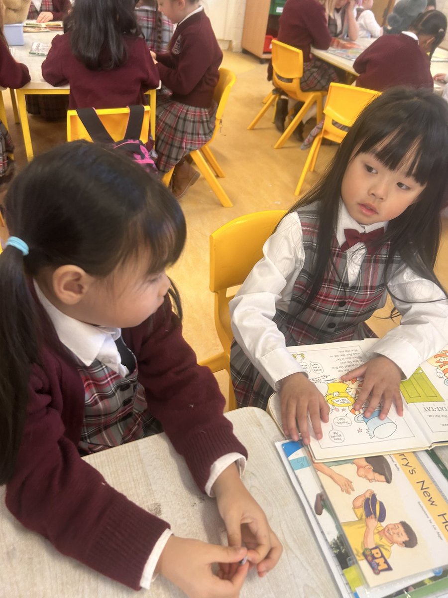 Ms Brazil’s 1st class reading to Ms Dowd’s Junior Infants today 📚 📕