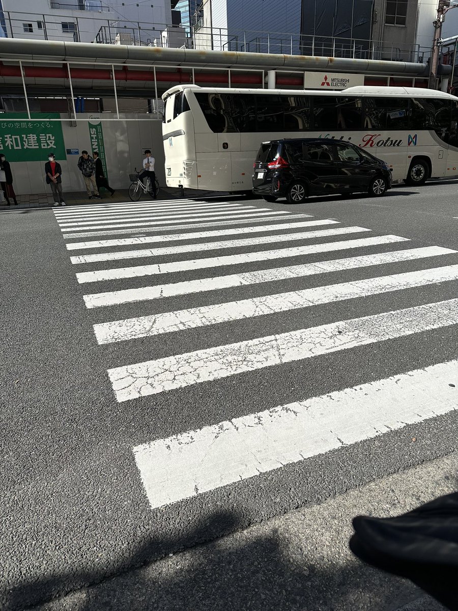 これは違反かな？
このバスのせいで信号が見えません。
どこの会社でしょう？
＃マナー
＃バス