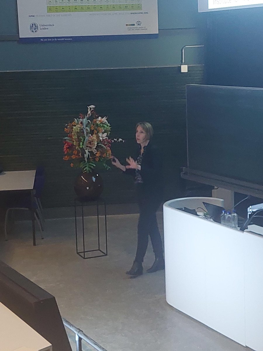 Interesting keynote lecture by Herma Cuppen at the #ReedijkSymposium. She talked about her group’s integrated experimental and theoretical work on jumping crystals based on organic materials that undergo a thermal or photodriven phase transition. nature.com/articles/s4146…
