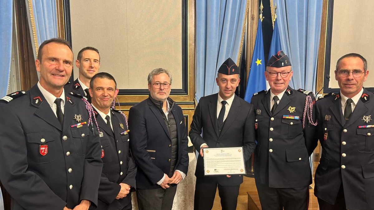 A l'occasion de son départ et en signe de reconnaissance et de gratitude, M. le Préfet Jean-Marie Girier a été élevé à la dignité de Caporal d’Honneur par le SDIS de la Vienne. 
Nous le remercions pour son engagement et lui adressons nos meilleurs vœux pour l’avenir !