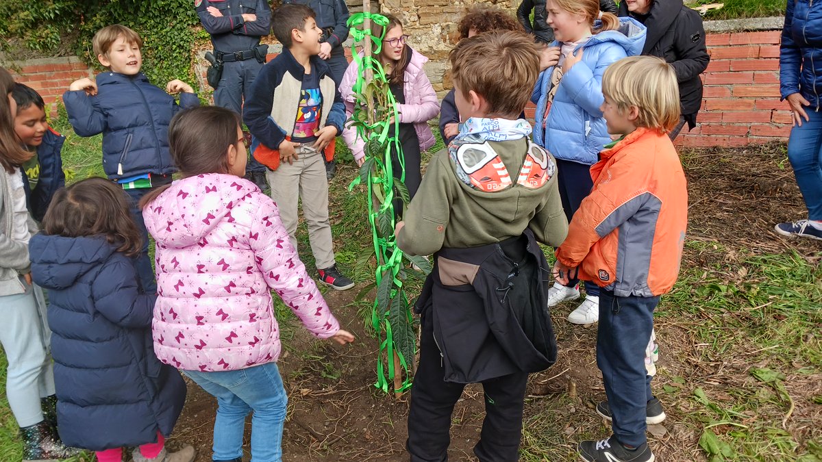 ParcoAlpiLiguri's tweet photo. Portare il Parco nelle #scuole è sempre una delle soddisfazioni più grandi: giovedì scorso, per la Festa Nazionale degli #Alberi, abbiamo incontrato i maestri e gli alunni della pluriclasse di #Perinaldo insieme ai Carabinieri del Nucleo Forestale di Rocchetta Nervina. https://t.co/K7nafU1wWG