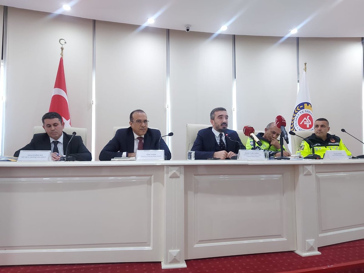 ADIYAMAN ##ULAŞIM ÇALIŞTAYI ## SANAYİİ VE TİCARET ODA BAŞKANI MEHMET TORUNOĞLU ,ESNAF VE ŞÖF ODASI BAŞ TURABİ BAYIR ADIYAMAN BELD BAŞ VEKİLİ MAHMUT BAŞKANIM VE SEKTÖRLE ÇALIŞTAY YAPTIk