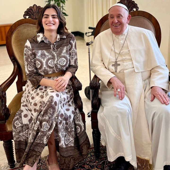 [AHORA] El Papa Francisco recibió a Nava Mau, actriz trans de la serie "Bebé Reno". 📸