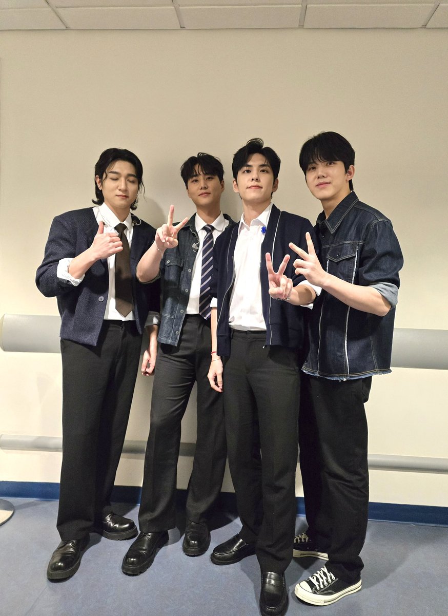 [ #DAY6_BEHIND ]

얼어붙은 마음을 기적처럼 살려 낸 
데이식스 미모 + 보컬 + 퍼포먼스 🩶

뜨겁게 즐겨줘서 고마워요, 싱가포르 🔥

=

DAY6 miraculously melted frozen hearts
with their Visuals + Vocals + Performance 🩶

Thank you for enjoying today‘s concert, Singapore 🔥

#DAY6