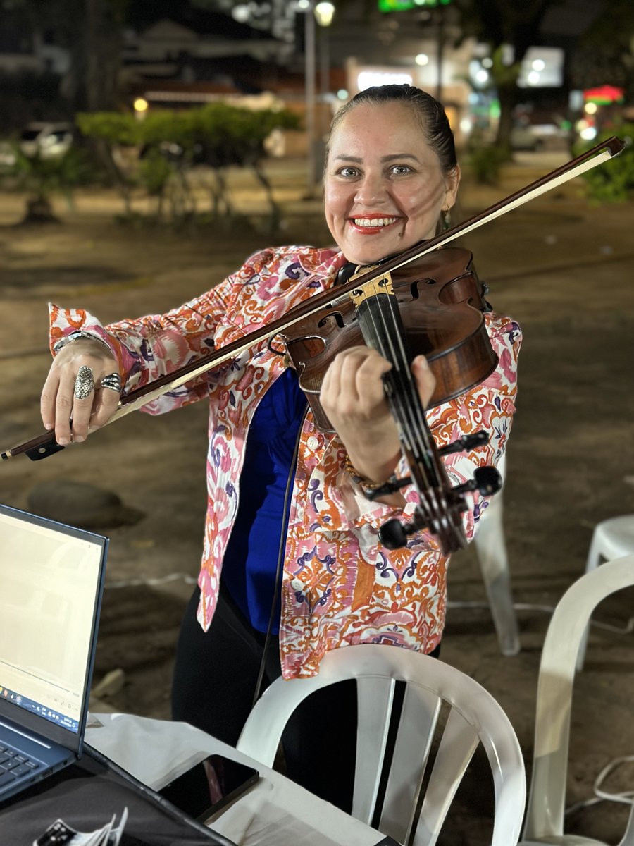 ACNURConoSur's tweet photo. El emprendimiento es una herramienta poderosa para la integración de las personas refugiadas👥

Con el apoyo de #ACNUR, se llevó a cabo la Feria de Emprendedores de Conexión en el Parque Blacutt de Santa Cruz 🇧🇴 https://t.co/YqeAsfh0SS