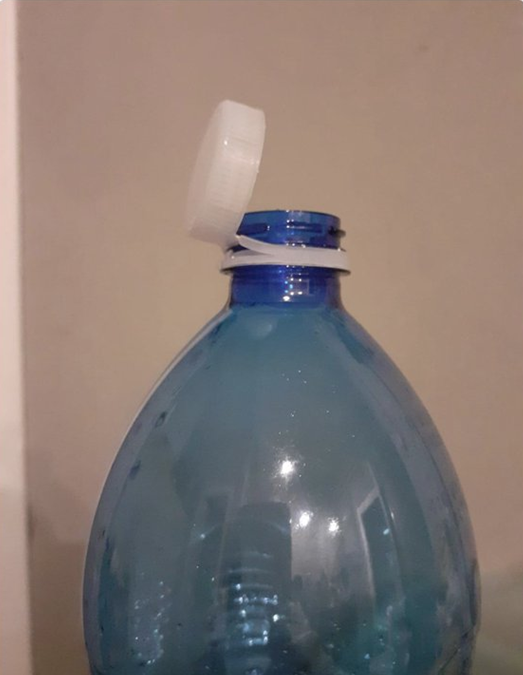 Questo tappo, progettato a Bruxelles, non ha nessuno scopo ecologico.
E' stato creato solo per ricordarti che, come di quello, non ti puoi liberare della UE.