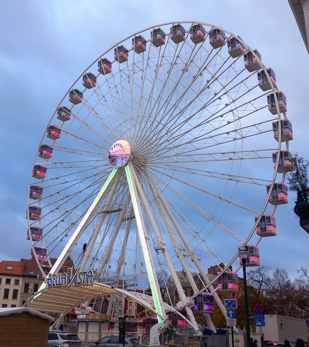 In de buurt van Onderwijscentrum Brussel: nog een weekje en dan is het weer zover 😀 

#winterpret #plaisirsdhiver #Brussel #bruxelles #brussels
