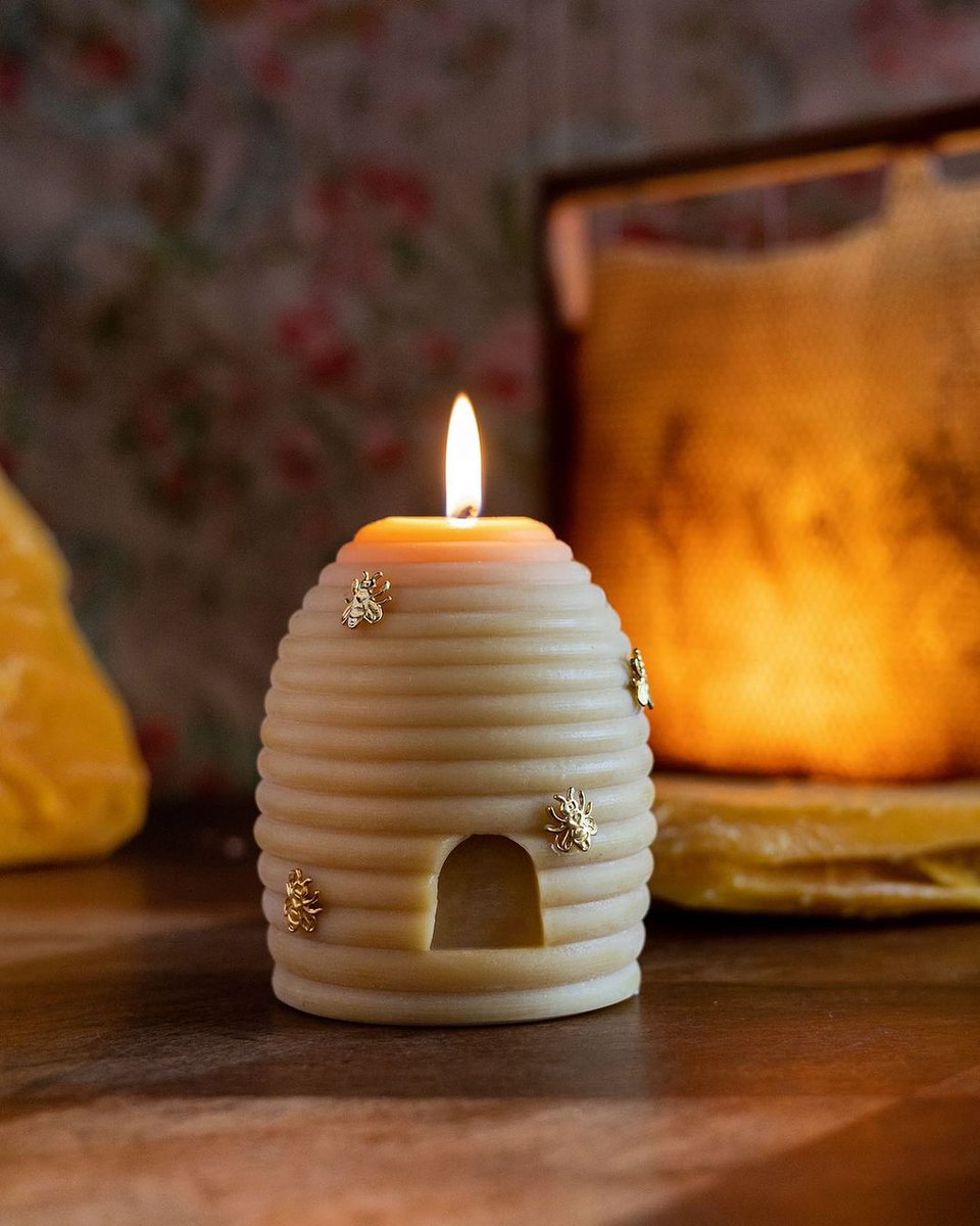 ApisCera's tweet image. Lighting a beeswax candle is like inviting a piece of nature into your home. The subtle honey aroma is unmatched. #PureLight #ApisCera