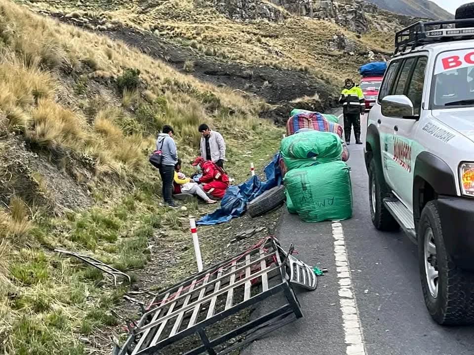 EstebanACopa1's tweet photo. Accidente de tránsito en la cumbre provoca 4 heridos y fallecido.
La madrugada de este viernes 22 de noviembre, una volqueta y un minibus provocaron un accidente al chocar de manera frontal en el sector la Cumbre, en la carretera hacia los Yungas, cerca de la represa Incachaca. https://t.co/evWtqQRFpe