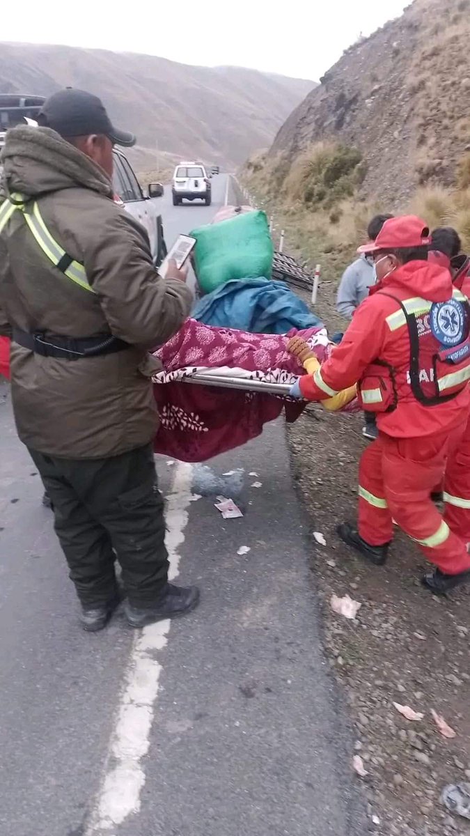 EstebanACopa1's tweet photo. Accidente de tránsito en la cumbre provoca 4 heridos y fallecido.
La madrugada de este viernes 22 de noviembre, una volqueta y un minibus provocaron un accidente al chocar de manera frontal en el sector la Cumbre, en la carretera hacia los Yungas, cerca de la represa Incachaca. https://t.co/evWtqQRFpe