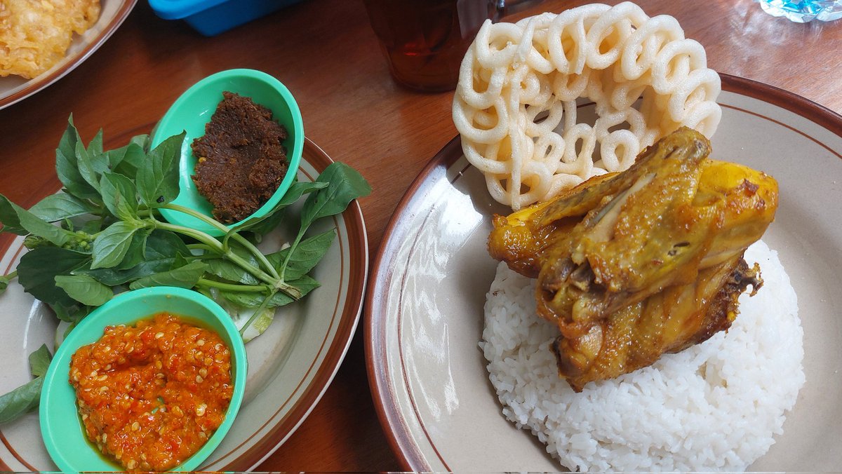 YPuspitaningrum's tweet photo. Akhirnya sempat coba ayam goreng tembel di Kota Surakarta 🤩#kulinersurakarta #sehatdanbahagia https://t.co/VmpTb9mp1h