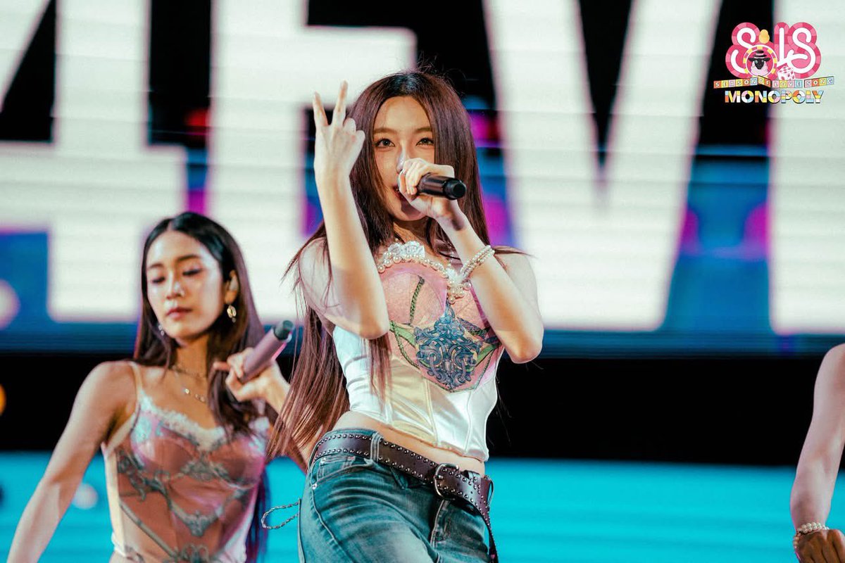 KNNRX8's tweet photo. ถ่ายฟีฟสวย อภัยให้ที่เดินบังฉัน 😊😊😊
4EVE x Season of Love Song
#SoLS14x4EVE
#4EVE 
#ChangMusicConnection
#Changเติมเต็มคำว่าเพื่อน
#SoLS14 https://t.co/xkmUUtZfMB