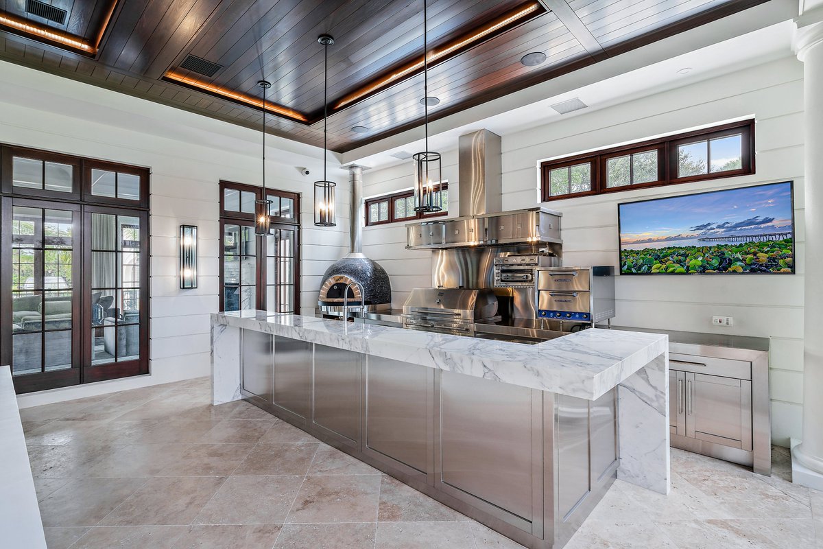 Take a captivating journey through this warm and inviting transitional space.
Ready to transform your living space? Get in touch with us: danver.com/contact-us/
Project by Schrapper's Fine Cabinetry.