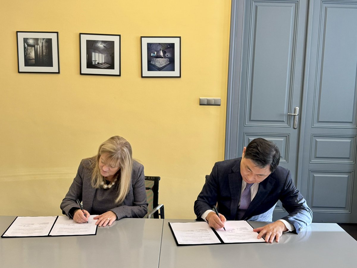 Mária Schmidt (@schmidtmariahu) on Twitter photo 🇭🇺🇰🇷 Broadening perspectives – cooperation agreement signed between the South Korean Institute for National Security Strategy and the <a href="/kommkut/">The Institute for the Research of Communism</a> 🇭🇺🇰🇷 Broadening perspectives – cooperation agreement signed between the South Korean Institute for National Security Strategy and the <a href="/kommkut/">The Institute for the Research of Communism</a>