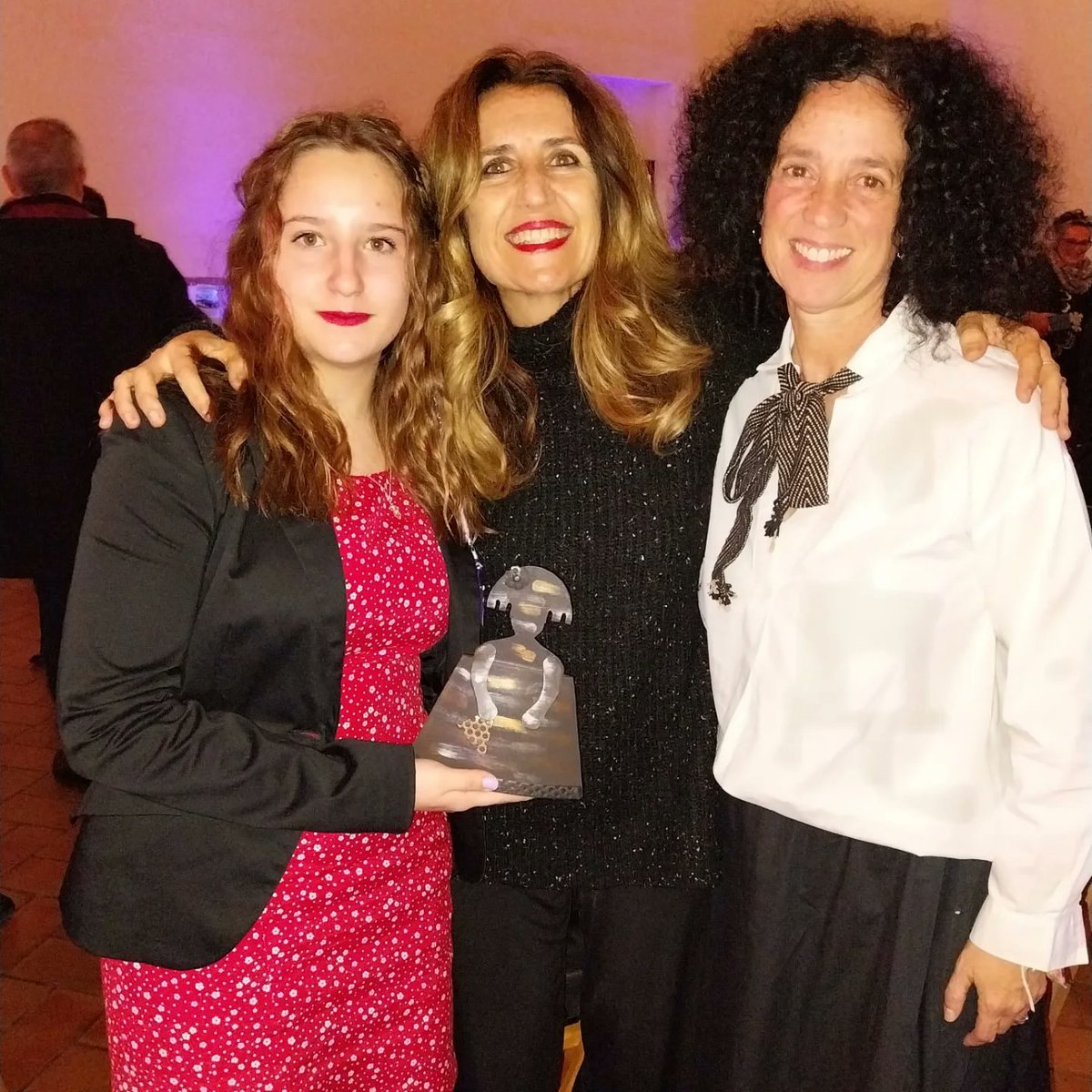 Reconocimiento #Menina2024 Nuestras monologuistas tuvieron el honor de abrir el acto como muestra de este proyecto. La comunidad educativa <a href="/IesJuanelo/">IES Juanelo Turriano</a>
representad por una madre Ana Fernández, una alumna Sofía de la Fuente, y una profesora Maite Fernández.
@dgobiernoclm <a href="/educajccm/">Educación C-LM</a>