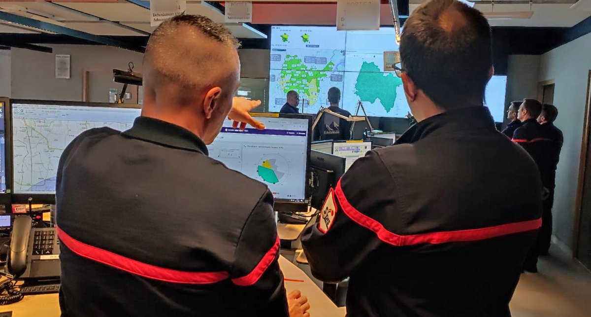 sdis01's tweet photo. Opération de lancement de #PredictOps au centre opérationnel du SDIS de l'Ain.
Cette solution logiciel permet de prédire en temps réel l'activité opérationnelle future à un horizon de 2, 4 ou 6 heures. Un outil qui donne un temps d'avance sur la crise !
@DDSIS01  @Royergui  @sis_data_lab  @FemtoSt