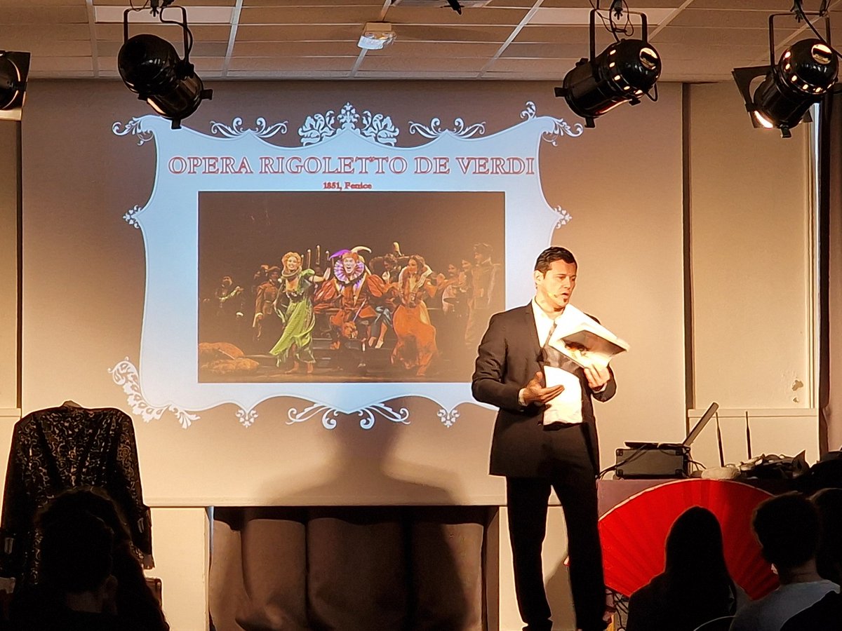 Très belle présentation de Ténor Di Bettino, artiste lirique et metteur en scène, devant nos élèves italophones. <a href="/daacpoitiers/">Daac de Poitiers</a> <a href="/DSDEN17/">DASEN17</a> <a href="/acpoitiers/">Académie de Poitiers</a> <a href="/TenorDiBettino/">TENOR DI BETTINO OFFICIEL</a>