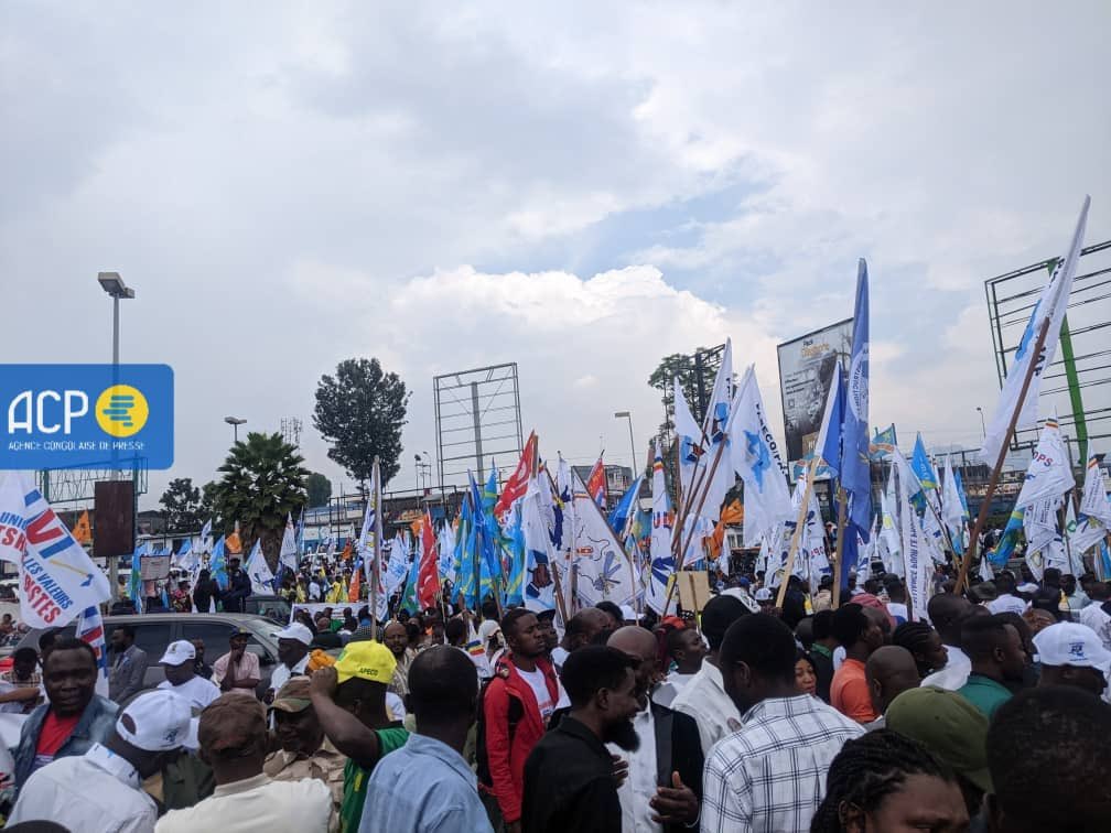 #RDC : Des milliers de personnes se sont amassées vendredi depuis l'avant-midi à l'aéroport de Goma, dans l'est de la République démocratique du Congo pour accueillir la Première ministre Judith Suminwa, a constaté l'ACP. 

Découvrez d'autres infos sur notre site
