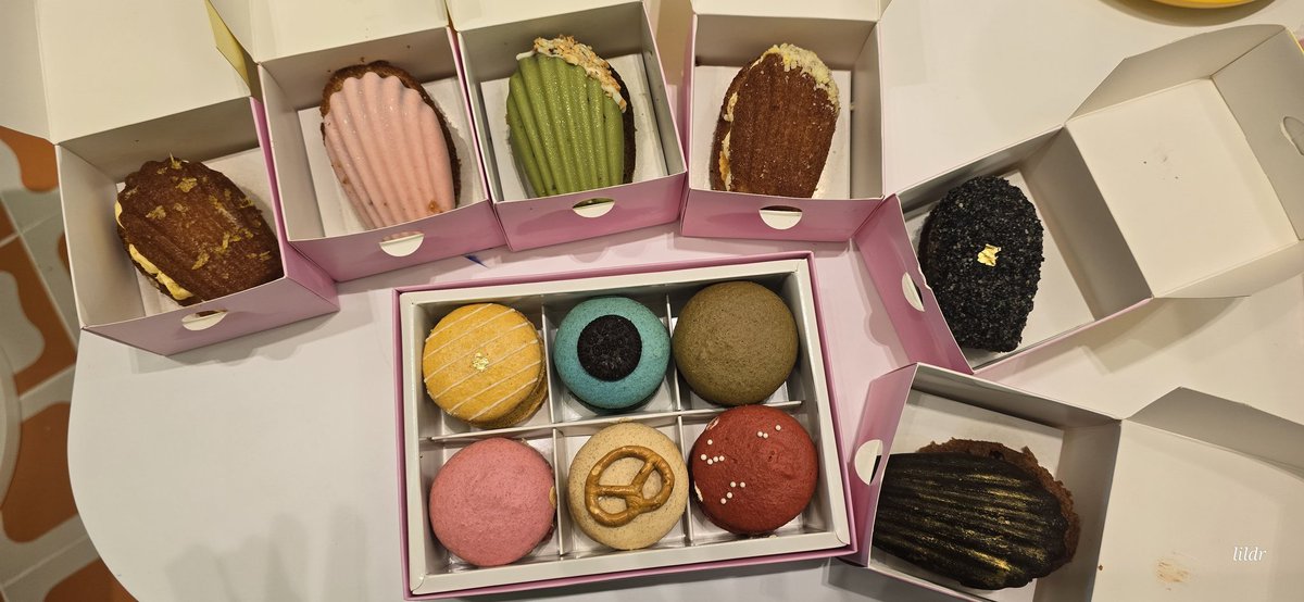 ความน่ารักของบ้านโอภาสเอี่ยมขจร
วันไปรับของสมนาคุณ บังเอิญได้เจอทั้งคุณพ่อ คุณแม่ และพี่หมิง 
พี่หมิง : พี่หมอมาแล้ว เรามาถ่ายรูปกันค่ะ วันงานเขาถ่ายกันตรงนี้นะ (ตอนแรกพี่หมิงจะให้คุณแม่ถ่ายรูปให้ พี่ก็เลยรีบบอกว่าเกรงใจให้พนักงานถ่ายให้ก็ได้ค่ะ น้องผู้จัดการเลยวิ่งมาถ่ายรูปให้)