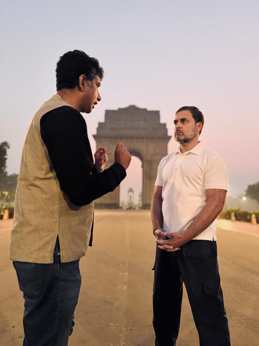 INCIndia's tweet photo. Today, LoP Shri @RahulGandhi met with locals at India Gate to listen to their concerns about the hazardous air pollution levels in the region.

📍 New Delhi https://t.co/hK7ktjXjwM
