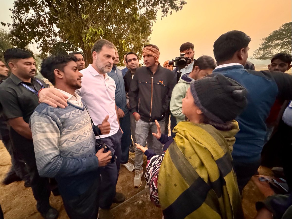 INCIndia's tweet photo. Today, LoP Shri @RahulGandhi met with locals at India Gate to listen to their concerns about the hazardous air pollution levels in the region.

📍 New Delhi https://t.co/hK7ktjXjwM