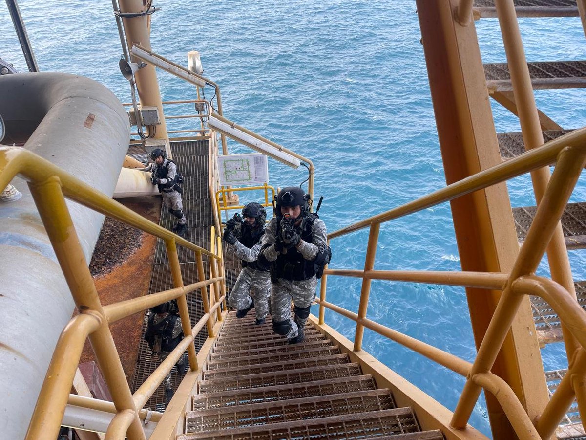 NewsIADN's tweet photo. #IndianNavy & #IndianCoastGuard successfully concluded the 2-day long Sea Vigil 24 Exercise including the Offshore Security Exercise #Prasthan off the #AndhraPradesh coast. https://t.co/L4pFteFxPB
