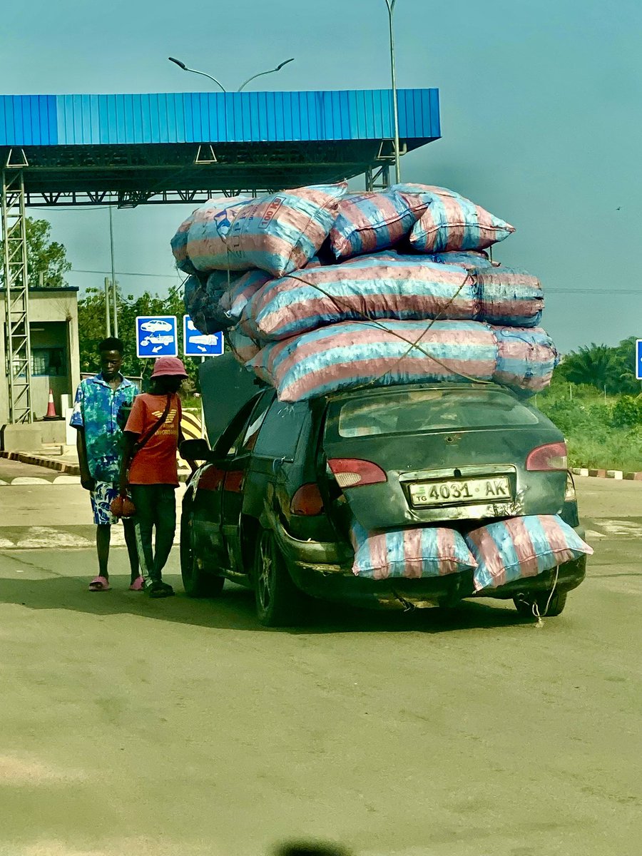 AphtalC's tweet image. Le Vendredi c'est pour l'asphalte.

On peut même s'arrêter au péage, pour réparer son engin, avant de traverser.

#DestinationTogo #Team228 #SurNosRoutes