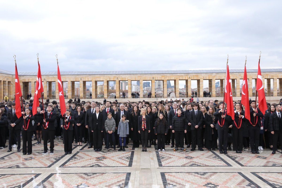 Savas_BOYAR's tweet photo. Bahçeşehir Kolejlerimizin Kuruluşunun 30. Yılında , Genel Müdürümüz Özlem Dağ, öğrencilerimiz ve öğretmenlerimizle birlikte Başöğretmenimiz Mustafa Kemal Atatürk’ün huzurunda, Anıtkabir’deyiz. 🇹🇷

Atamızın izinde, eğitimle aydınlık bir gelecek inşa etmeye devam edeceğiz. https://t.co/kiSjYwQpaT