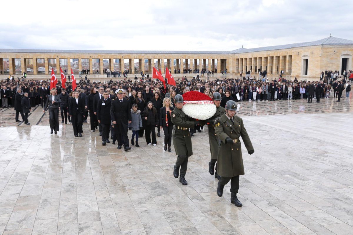 Bahçeşehir Kolejlerimizin Kuruluşunun 30. Yılında , Genel Müdürümüz Özlem Dağ, öğrencilerimiz ve öğretmenlerimizle birlikte Başöğretmenimiz Mustafa Kemal Atatürk’ün huzurunda, Anıtkabir’deyiz. 🇹🇷

Atamızın izinde, eğitimle aydınlık bir gelecek inşa etmeye devam edeceğiz.
