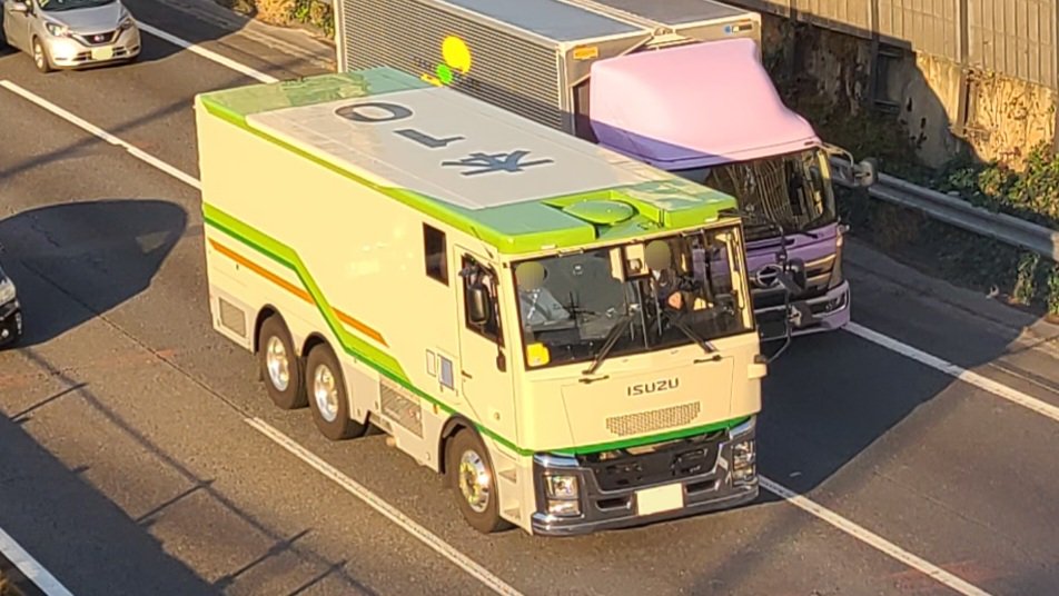 SBT_1_64's tweet photo. 日銀の現金輸送車の車列に遭遇！

やはり新札の輸送なのだろうか…。

輸送車のベースはいずれもいすゞギガで、架装も同じ仕様になっていますね。 https://t.co/NWaRyzMyq5