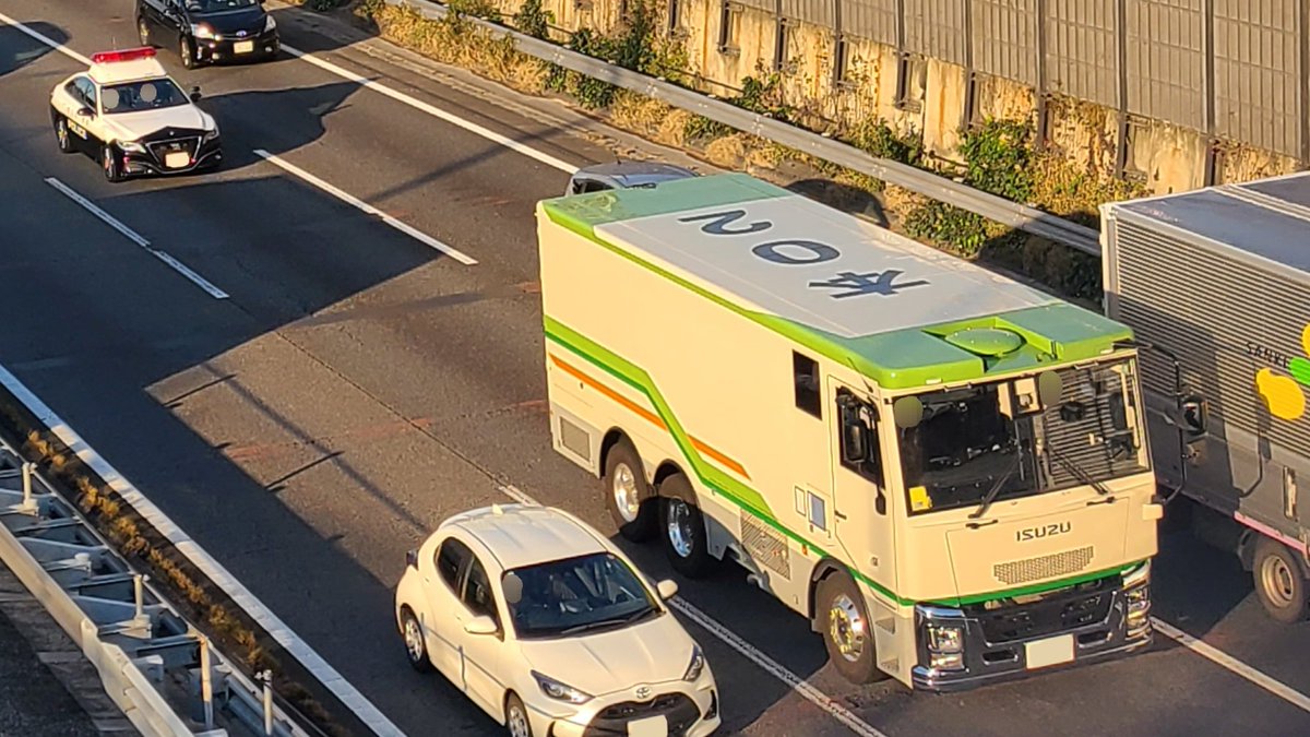SBT_1_64's tweet photo. 日銀の現金輸送車の車列に遭遇！

やはり新札の輸送なのだろうか…。

輸送車のベースはいずれもいすゞギガで、架装も同じ仕様になっていますね。 https://t.co/NWaRyzMyq5