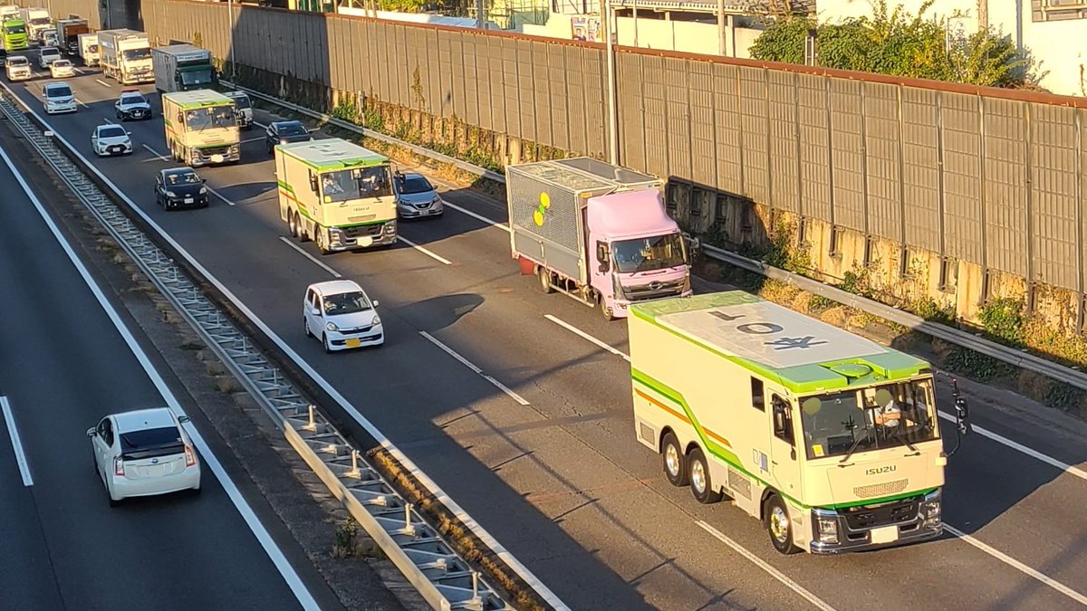 SBT_1_64's tweet photo. 日銀の現金輸送車の車列に遭遇！

やはり新札の輸送なのだろうか…。

輸送車のベースはいずれもいすゞギガで、架装も同じ仕様になっていますね。 https://t.co/NWaRyzMyq5