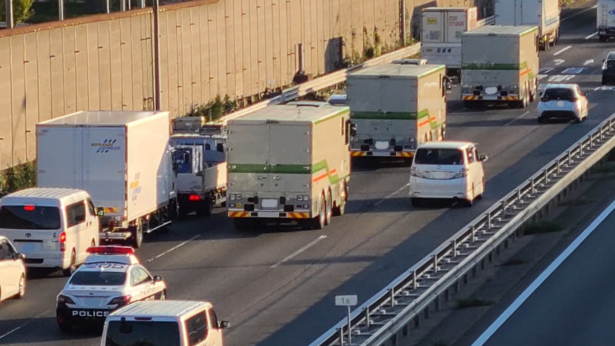 SBT_1_64's tweet photo. 日銀の現金輸送車の車列に遭遇！

やはり新札の輸送なのだろうか…。

輸送車のベースはいずれもいすゞギガで、架装も同じ仕様になっていますね。 https://t.co/NWaRyzMyq5