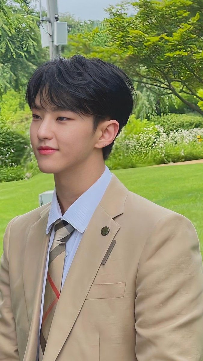 permenenakkk's tweet photo. @fruittycherryy sebenernya fotonya byk tp ini yg paling top menurutku, aku pgn nonton svt tu setidaknya selama hidup aku pernah ketemu svt dan hype bareng carat di konser svt, apalagi hoshi bentar lg wamil aaaa setidaknya sekali seumur hidup aku liat hoshi dan ikutan horanghae bareng😭 https://t.co/xyHUTiQUWQ