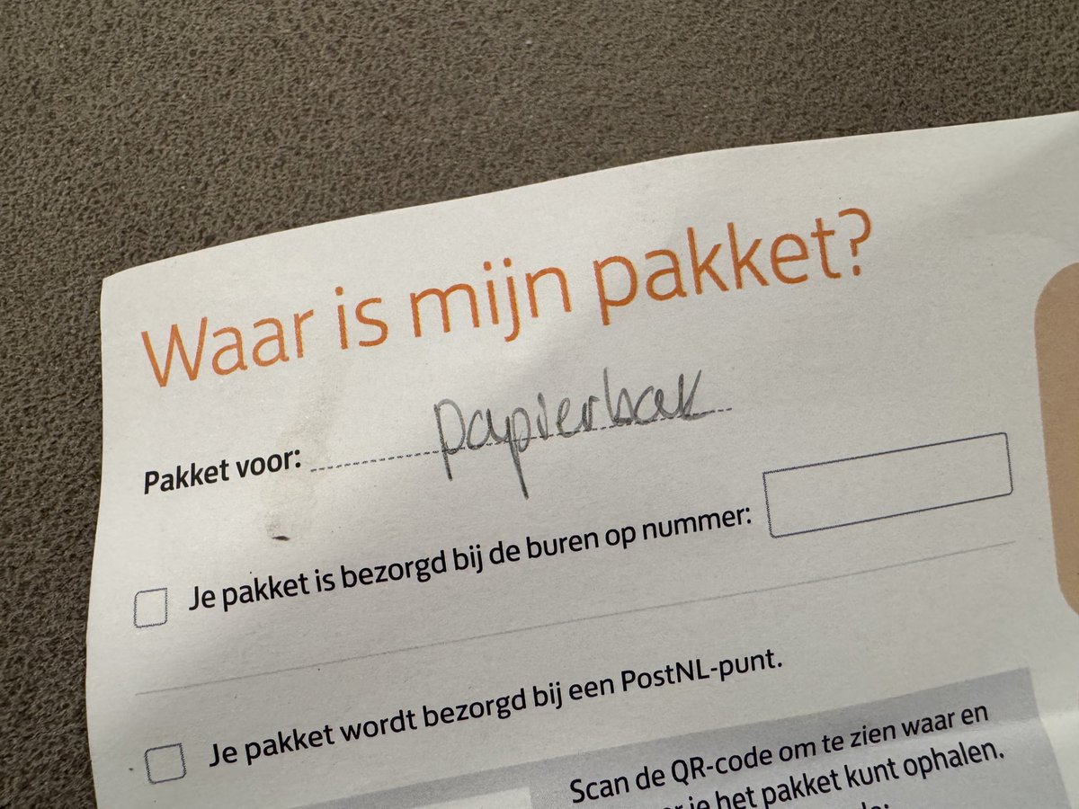 Hoe vinden we het zelf gaan <a href="/PostNL/">PostNL</a>? M’n pyjama van <a href="/WarChildNL/">War Child NL</a> gewoon in een afvalbak op straat achterlaten.