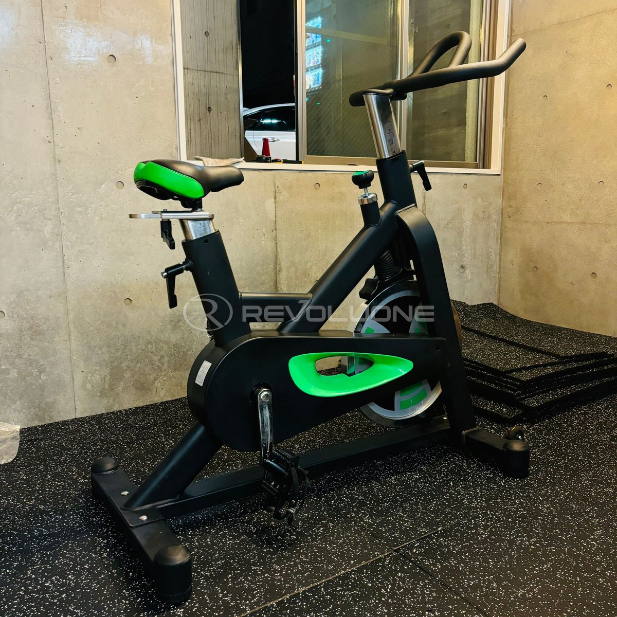 REVOLUONEスピニングバイク