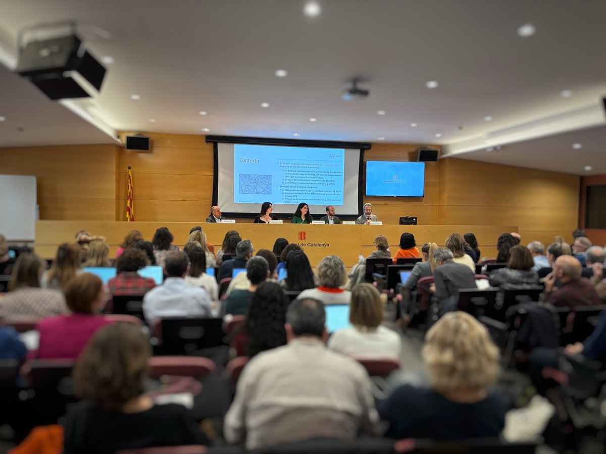 <a href="/txellborras/">Meritxell Borràs</a> <a href="/eapccat/">EAPC</a> <a href="/KarinagibertK/">kg</a> <a href="/mantelero/">Alessandro Mantelero</a> Comencem la taula rodona ‘Metodologies d'avaluació de l'impacte sobre els drets humans en
matèria d'intel·ligència artificial’ #IA 

Amb:
🗣️ <a href="/mantelero/">Alessandro Mantelero</a>
🗣️ Ruben Oriz de <a href="/UniBarcelona/">Universitat de Barcelona</a>
🗣️ Cristina Guzmán de <a href="/la_UPC/">Universitat Politècnica de Catalunya (UPC)</a> 
🗣️ Alexandra Lillo de <a href="/OEIAC_UdG/">OEIAC 💭</a> 

Modera:Xavier Urios de #apdcat