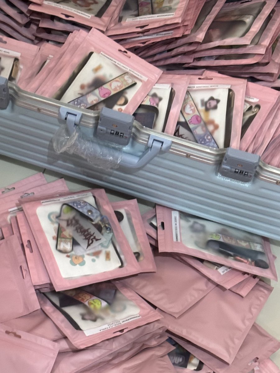 allforskzph's tweet photo. Now happening at Team AllforSKZPH HQ:
#Project_Runners kits packing! ๐ฆ
Re: claiming โ weโll announce or email updates once weโve secured a place to settle tomorrow morning. Stay tuned! https://t.co/lUpBxsza6i