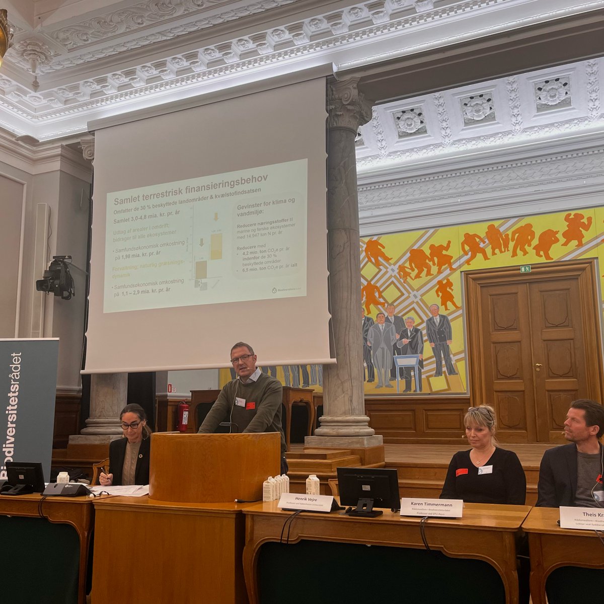 Danske og internationale eksperter fortæller om indsatser, der vil bidrage til at beskytte og genoprette DK's biodiversitet, internationale perspektiver på DK’s biodiversitet og finansiering og implementering af indsatserne, samt besvarer publikumsspørgsmål