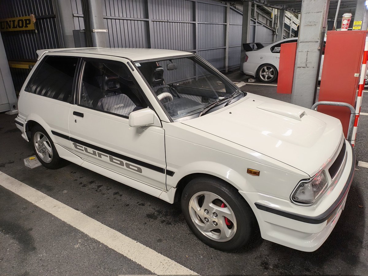 starlet_1986's tweet photo. 修理から返ってきて、久しぶりの洗車をしてあげた☺️
まだまだ長生きしてくれよ！
#スターレットターボS
#韋駄天ターボ https://t.co/ky6l7u4xn4