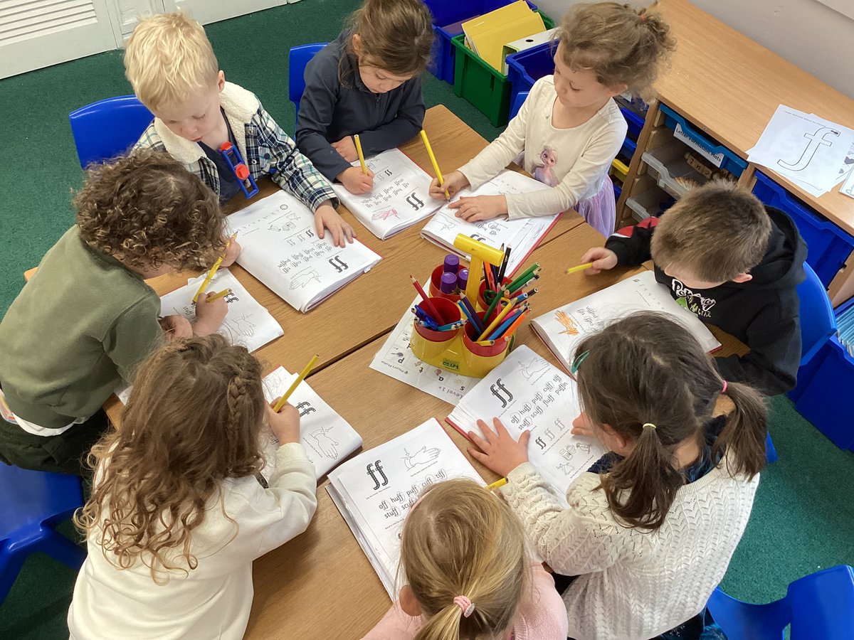 HorwichParishCE's tweet image. A super phonics lesson this morning! We are learning the “ff” sound today #Phonics #HPYR