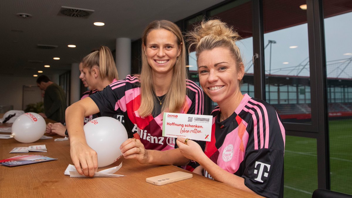 In Zusammenarbeit mit der Deutschen Knochenmarkspenderdatei (DKMS) haben unsere <a href="/FCBfrauen/">FC Bayern Frauen</a> die Relevanz der Stammzellspende bereits in einer Typisierungsaktion vergangene Woche in den Fokus gerückt. Am Samstag, 23. November, von 10 bis 14 Uhr gibt es in der FC Bayern World (in